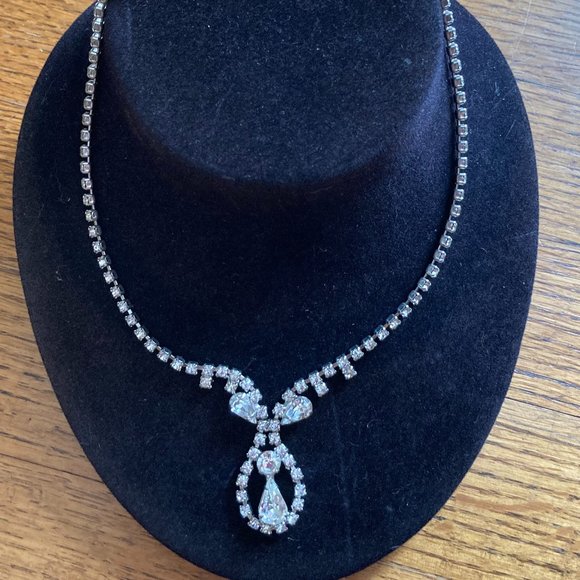 Vintage Full Rhinestone Necklace with large teardrop Pendant 15 inch length - Picture 3 of 4